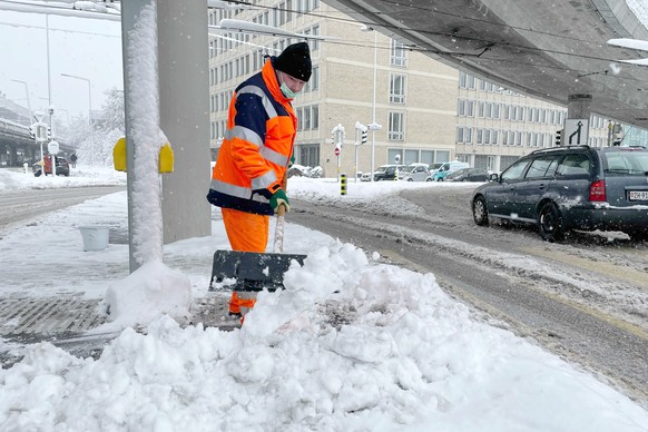 Ein Werkhofmitarbeiter schaufelt Schnee in Zuerich am Freitag, 15. Januar 2021. Nach den anhaltenden Schneefaellen in der oestlichen Schweiz ist die Verkehrsituation vielerorts angespannt und der Oeff ...