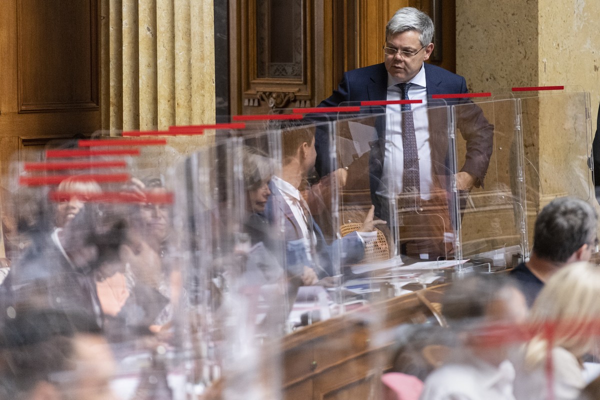 Franz Grueter, SVP-LU, spricht mit einem Fraktionskollegen, am ersten Tag der Herbstsession der Eidgenoessischen Raete, am Montag, 7. September 2020 im Nationalrat in Bern. Aufgrund der Krise um die P ...
