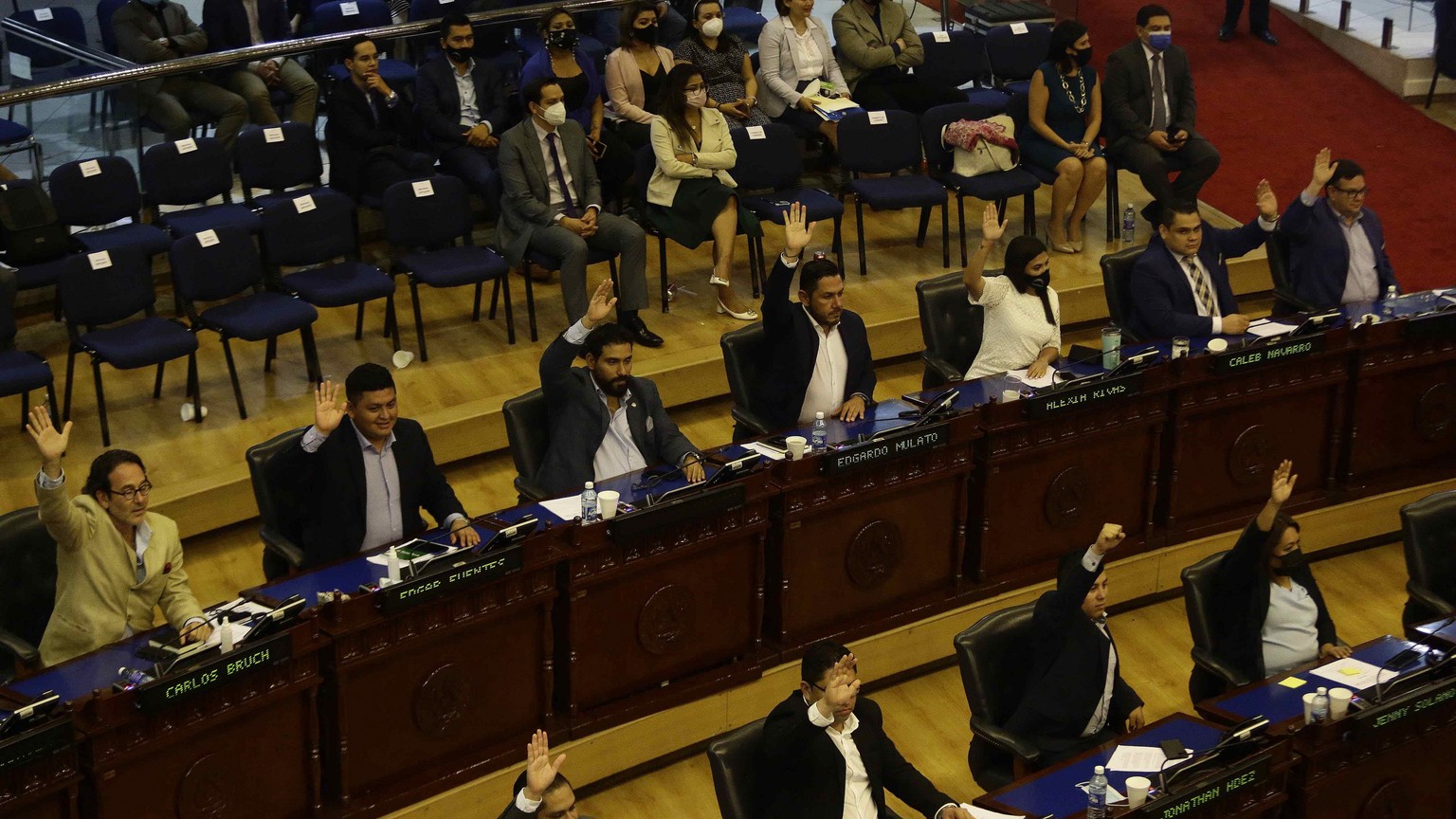 epa09256607 Salvadoran pro-government MPs vote the passing of the Bitcoin Law during a session at the Legislative Assembly, in San Salvador, El Salvador, 08 June 2021. The Chamber passed the use of Bi ...