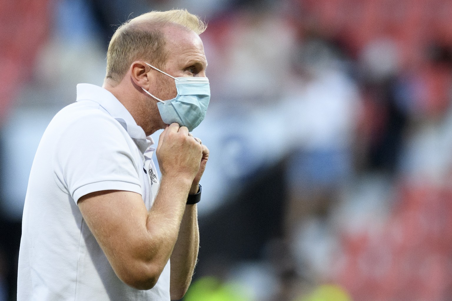 L&#039;entraineur zuerichois Ludovic Magnin quitte le terrain avec un masque a la mi-temps de la rencontre de football de Super League entre Neuchatel Xamax FCS et FC Zuerich, FCZ, ce mardi 7 juillet  ...