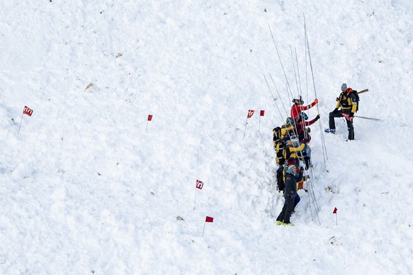epaselect epa08090935 Rescue forces and helicopters search for missing persons after an avalanche swept down a ski piste in the central town of Andermatt in canton Uri, Switzerland, Switzerland, 26 De ...