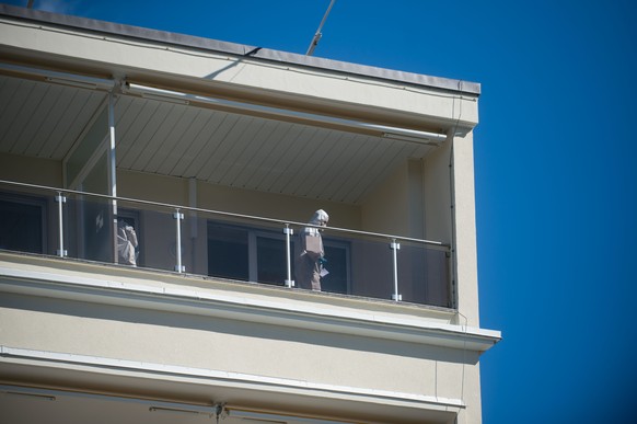 Wissenschaftliche Mitarbeiter der Polizei auf dem Balkon eines Hotelzimmers im Hotel La Palma au Lac, am Dienstag, 9. April 2019, in Muralto, Kanton Tessin. Im Hotel wurde die Leiche einer Frau gefund ...