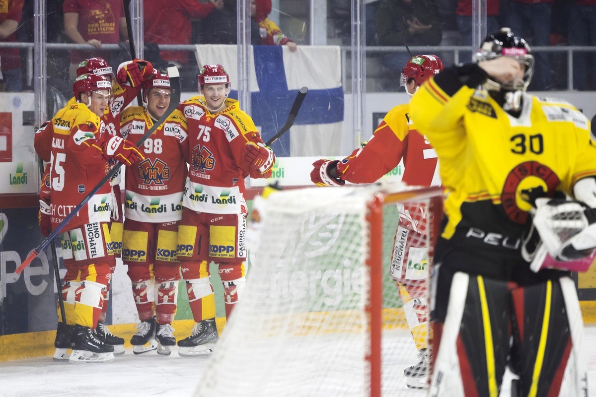 Biels Toni Rajala, Luca Hischier, Luca Christen, Alexander Yakovenko und Jere Sallinen, hinten von links, jubeln nach dem Tor zum 1-0, im Eishockey Meisterschaftsspiel der National League zwischen EHC ...