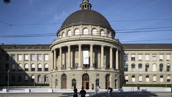 Menschen laufen vor dem Hauptgebaeude der Eidgenoessischen Technischen Hochschule (ETH) am 22. August 2024 in Zuerich. (KEYSTONE/Gaetan Bally)