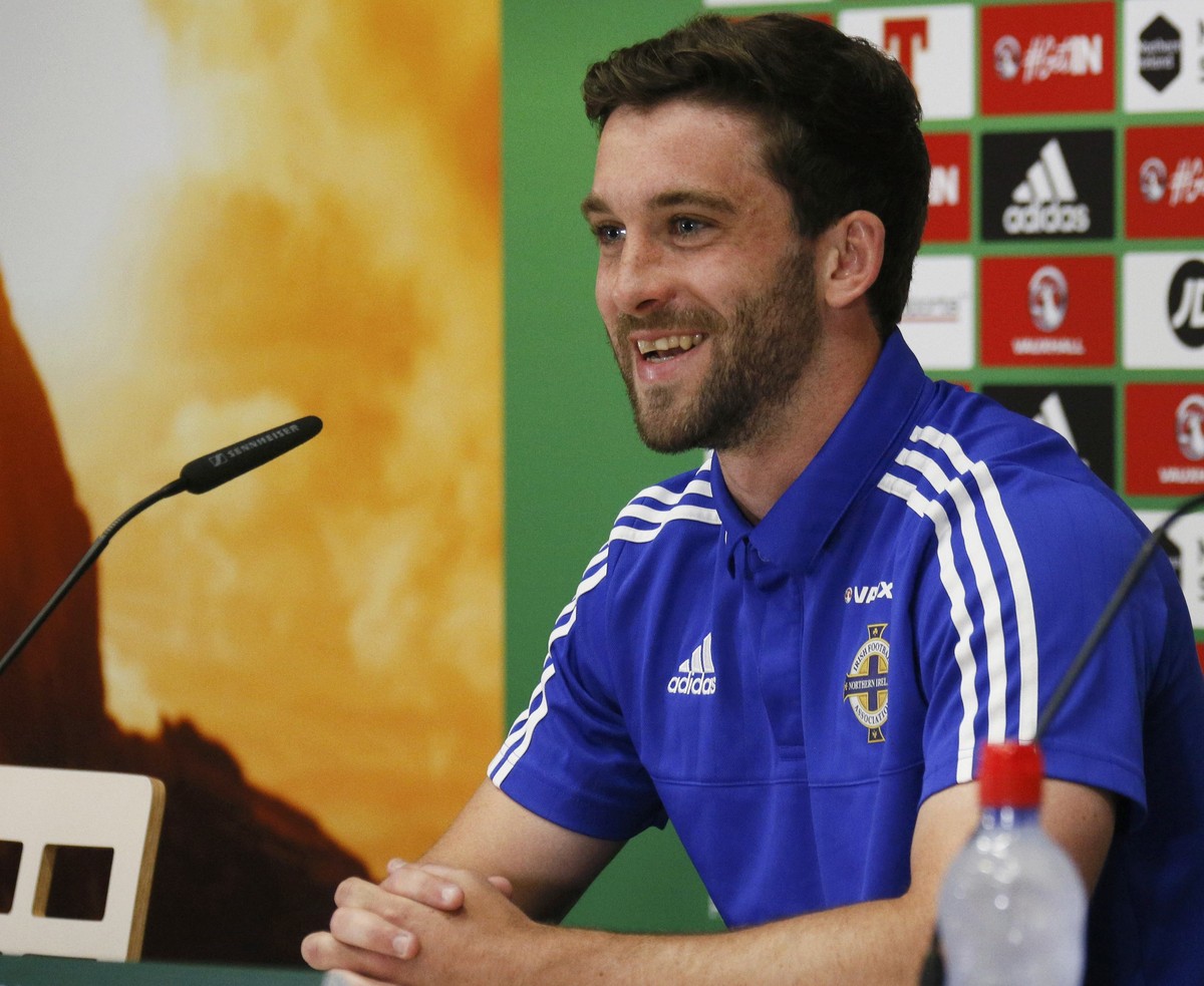 Will Grigg an der Pressekonferenz: Da scheint selbst der Hintergrund zu brennen. Der Stürmer des Drittligisten Wigan wartet übrigens noch immer auf seinen ersten EM-Einsatz. Das Spiel gegen Deutschlan ...