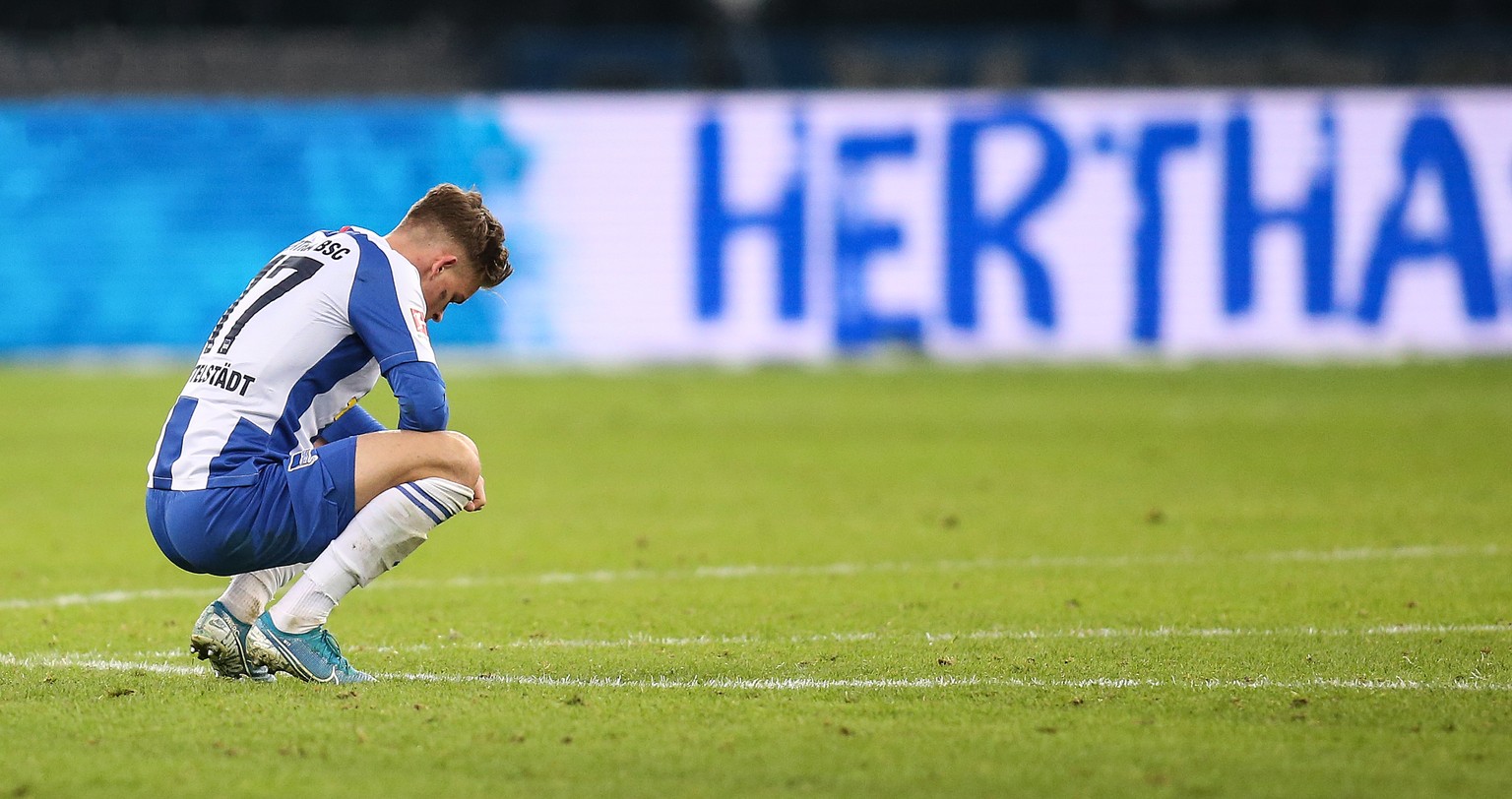 08.02.2020, Berlin: Fußball: Bundesliga, Hertha BSC - FSV Mainz 05, 21. Spieltag, Olympiastadion. Herthas Maximilian Mittelstädt hockt nach der Niederlage enttäuscht auf dem Spielfeld. Foto: Andreas G ...