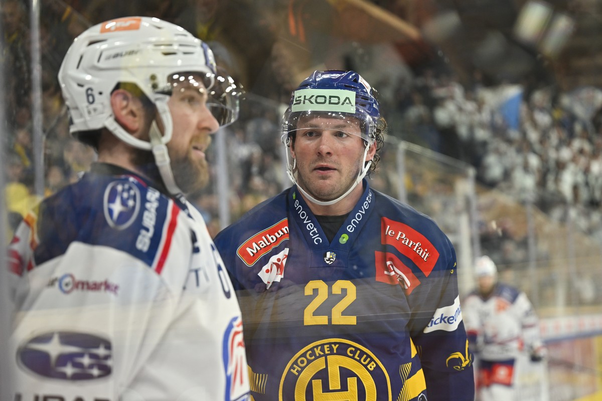 Yannick Weber (ZSC), links, und Brendan Lemieux (HCD) beim zweiten Eishockey Playoff Halbfinalspiel der National League zwischen dem HC Davos und den ZSC Lions, am Dienstag, 1. April 2025, in der zond ...