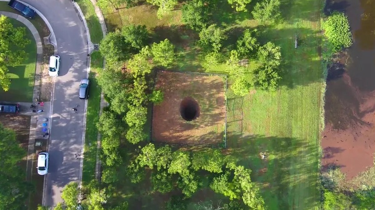 Le trou fait 4 mètres de diamètre.