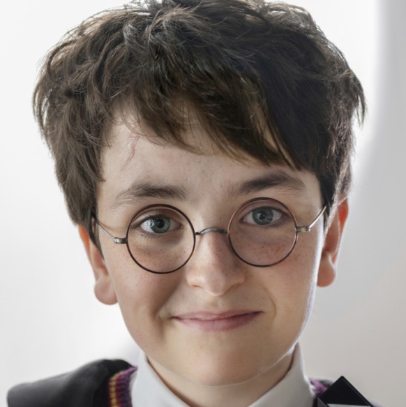Warner Bros. Discovery a pr�sent� Dominic McLaughlin pour incarner le nouveau Harry Potter. Le tournage a commenc� lundi.