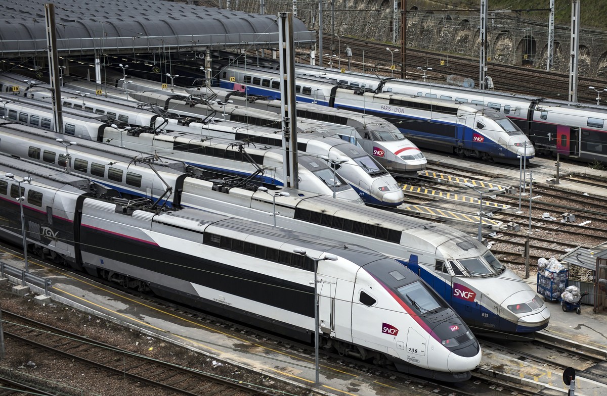 epa06619826 French TGV trains sit in the train depot of France's national rail network SNCF in Charenton-le-pont, during a nation-wide strike day affecting public transport, namely SNCF train tra ...