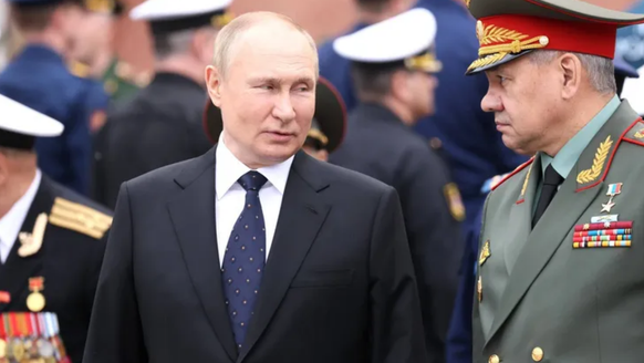 Wladimir Putin und Verteidigungsminister Sergei Schoigu: Offenbar sucht der russische Präsident in ganz Russland nach Verstärkung für das Militär.