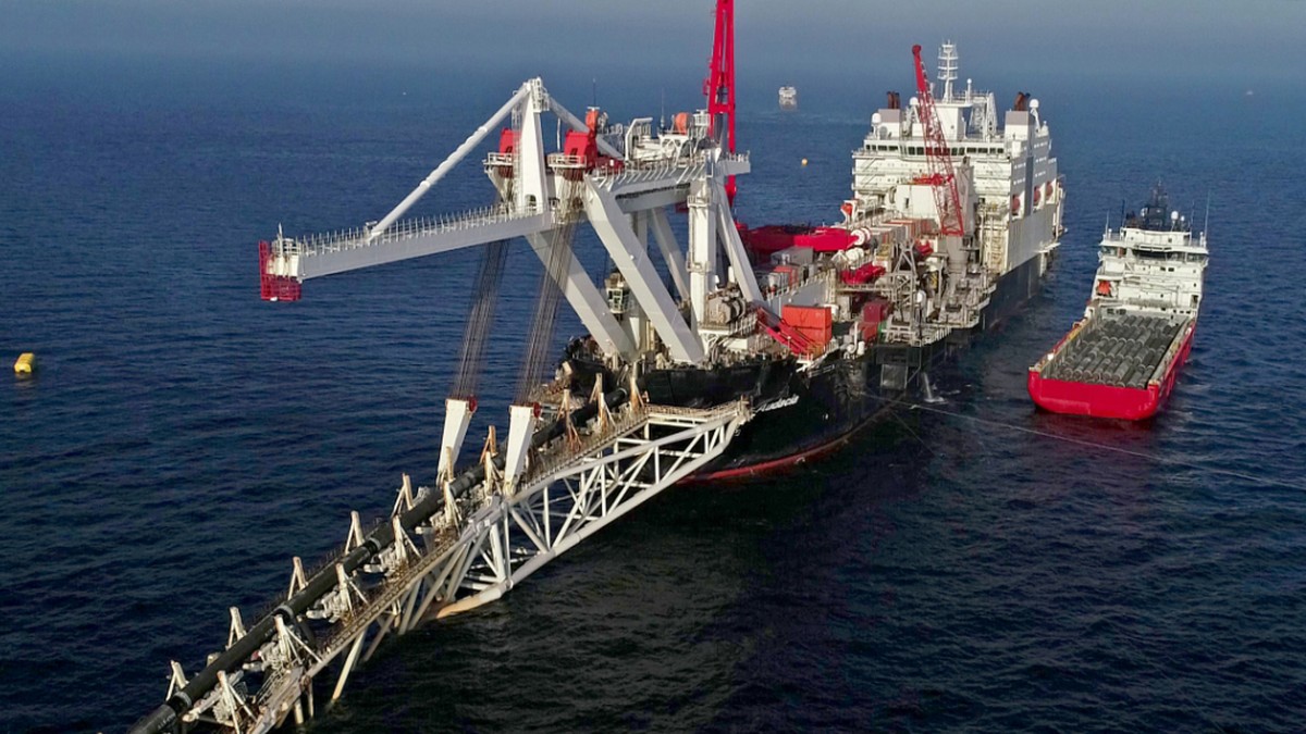 Das Verlegeschiff "Audacia" des Offshore-Dienstleisters Allseas mit Sitz in der Schweiz verlegt in der Ostsee vor der Insel Rügen Rohre für die Gaspipeline Nord Stream 2. (Archivbild)