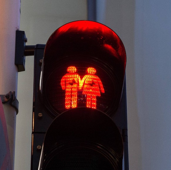 Ampelp�rchen in Linz Linz THEMENBILD - Ampelpaerchen an der Mozartkreuzung in Linz, Aufgenommen am 10. Oktober 2016 // A traffic light at the Mozart crossroads in Linz, Austria pictured on 2016/10/10. ...