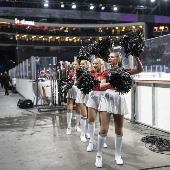 Cheerleaders entertain during the KHL World Games 2018 between Dinamo Riga and SKA St. Petersburg at the Hallenstadion in Zurich, Switzerland, on Monday, November 26, 2018. (KEYSTONE/Ennio Leanza)