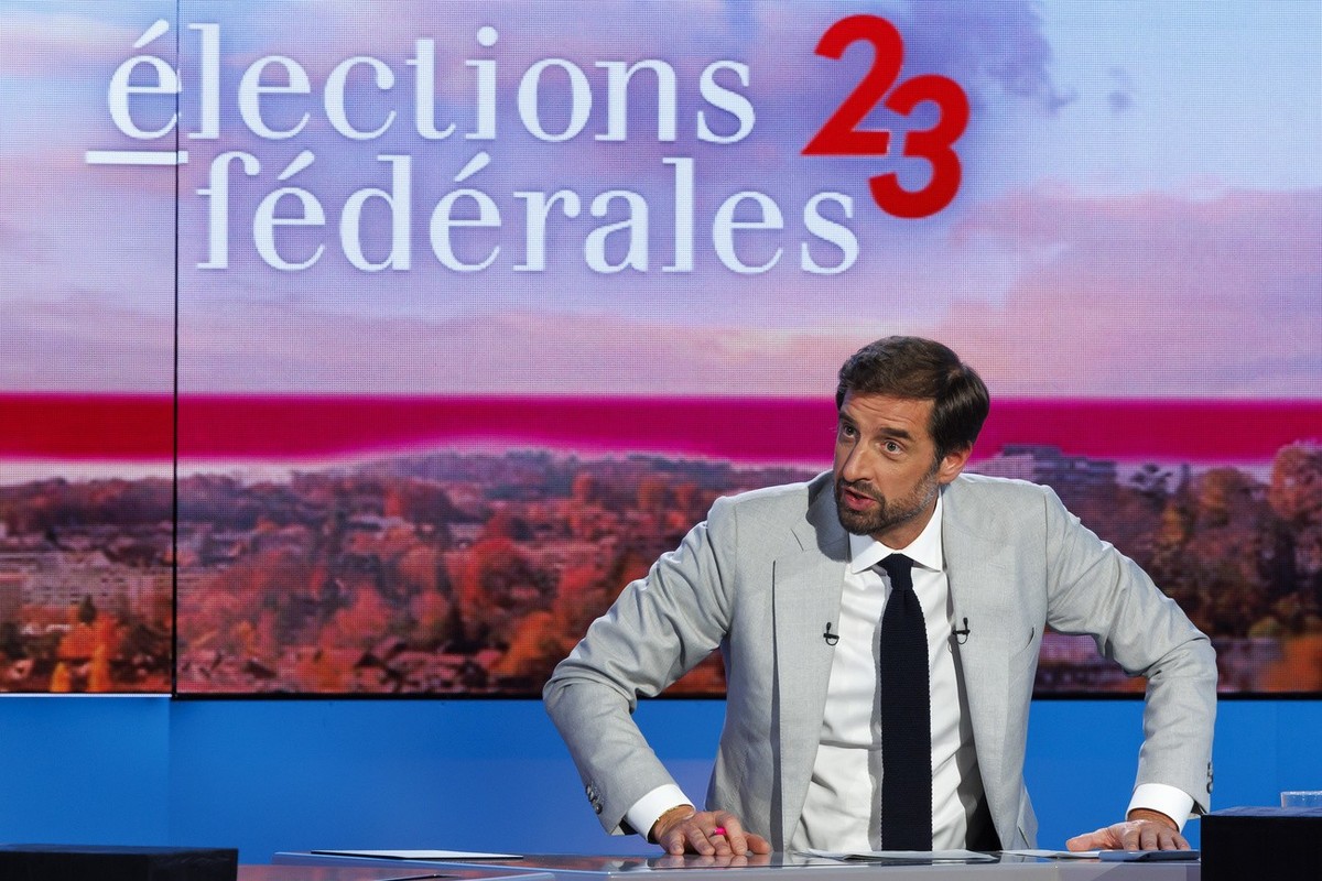 Alexis Favre, journaliste de la RTS, s'entretien avec ses invites durant l'emission speciale "Elections federales 23 la Soiree des resultats" de la RTS depuis le studio 4, lors de  ...