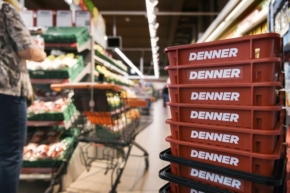 ARCHIVBILD ZU CS-STUDIE ZUM SCHWEIZER DETAILHANDEL -- Shopping baskets with the Denner logo pictured in a branch of retailer Denner in Rueschlikon, canton of Zurich, Switzerland, on May 10, 2016. (KEY ...