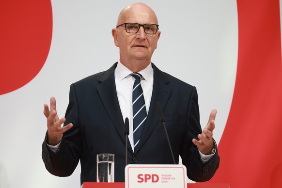 epa11620393 Social Democratic Party (SPD) top candidate and Brandenburg State Premier Dietmar Woidke speaks at a press conference at the SPD headquarters following the election for the regional state  ...