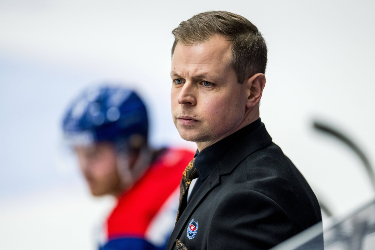 240322 Oskarshamns tr�nare Martin Filander under ishockeymatchen i kvalet till SHL mellan Oskarshamn och HV71 den 22 mars 2024 i Oskarshamn. *** 240322 Oskarshamns coach Martin Filander during the ice ...