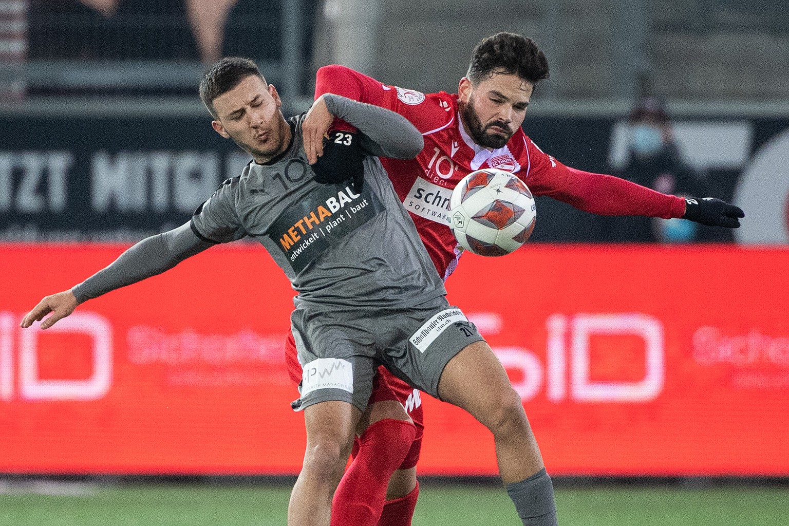 Thuns Marco Buerki, rechts, im Duell mit Schaffhausens Danilo Del Toro im Fussball Meisterschaftsspiel der Challenge League zwischen dem FC Thun und dem FC Schaffhausen, am Freitag, 17. Dezember 2021, ...