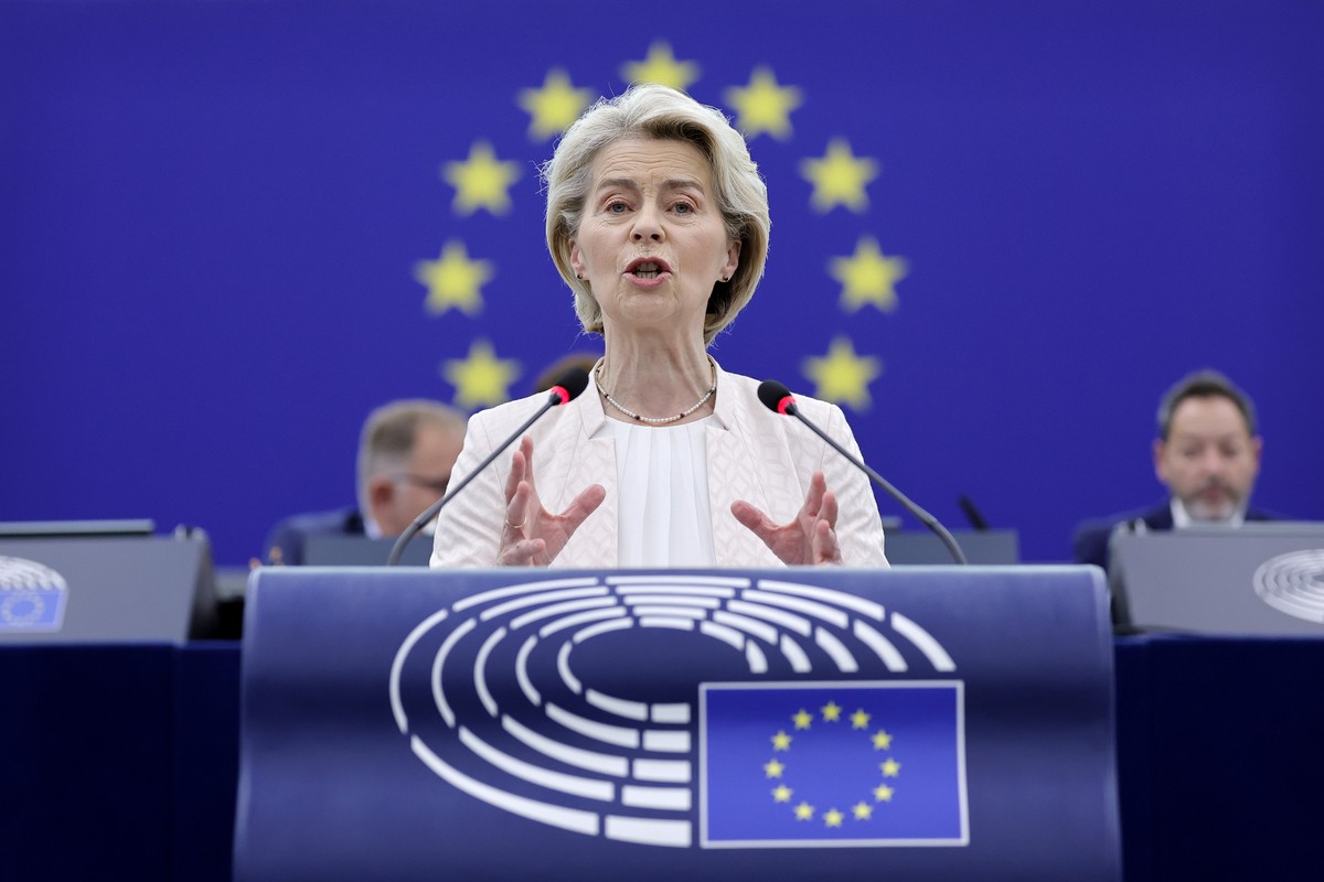 epa11484850 Outgoing European Commission President and candidate for re-election Ursula von der Leyen delivers a speech during a plenary session of the European Parliament in Strasbourg, France, 18 Ju ...