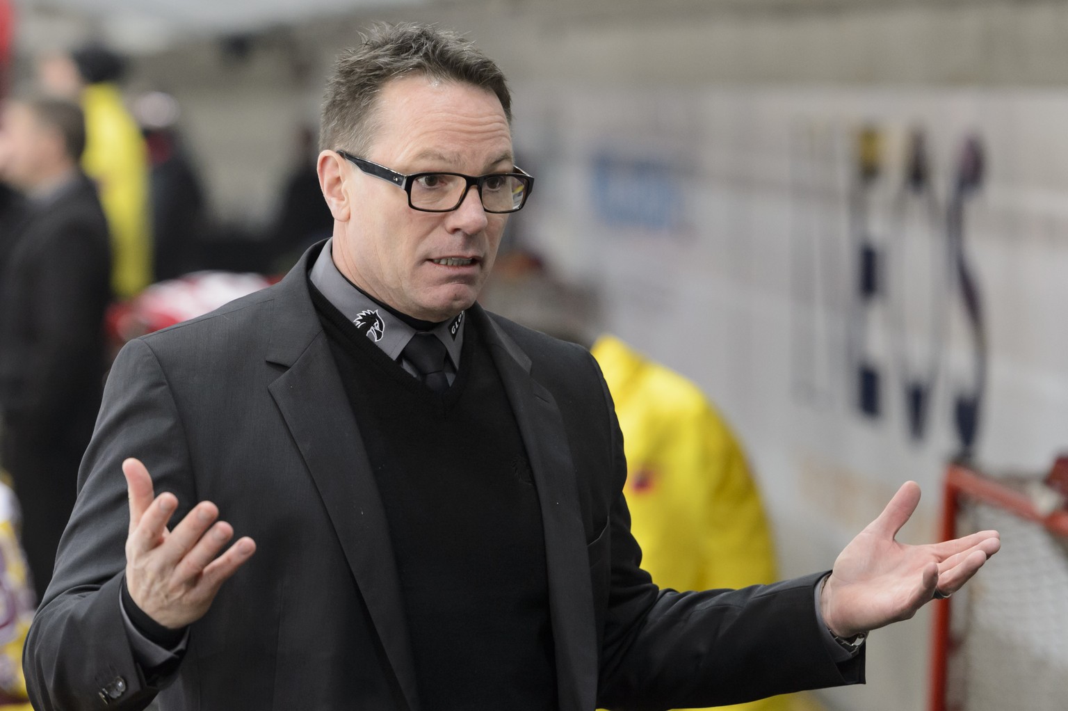 L&#039;entraineur genevois Chris McSorley lors du match du championnat suisse de hockey sur glace de National League A, entre le Lausanne HC et Geneve-Servette HC, ce lundi 14 decembre 2015 a la patin ...