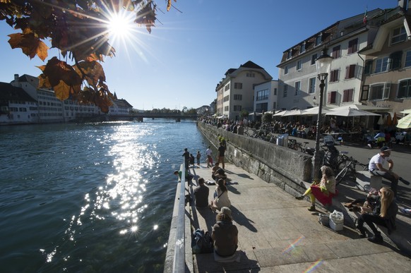 Menschen geniessen die Sonne an der Aare am Samstag, 18. Oktober 2014, in Solothurn. (KEYSTONE/Anthony Anex)