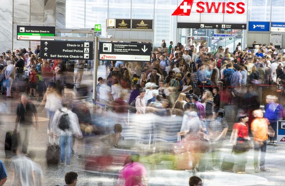 ZUR MELDUNG DER STEIGENDEN PASSAGIER-ZAHLEN AM FLUGHAFEN ZUERICH WEGEN DER SOMMERFERIEN VOM MONTAG, 14. AUGUST 2017, STELLEN WIR IHNEN FOLGENDES BILDMATERIAL ZUR VERFUEGUNG --- Fluggaeste schlaengeln  ...