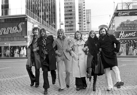 ARKIV 1975-03-19 Medlemmarna i den holländska popgruppen Teach-In fr. v. Koos Versteeg, Chris de Wolde, Rudi Nijhuis, John Gaasbeek, Getty Kaspers och Ard Weenink tar en promenad pa Hötorget i Stockho ...