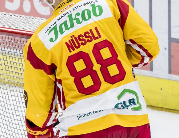 Zuerich&#039;s Goalie Niklas Schlegel, links, im Spiel gegen Langnau&#039;s Thomas Nuessli, rechts, waehrend dem Eishockey-Meisterschaftsspiel der National League zwischen den ZSC Lions und den SCL Ti ...