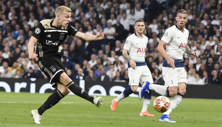 epaselect epa07538798 Donny van de Beek of Ajax Amsterdam (L) scores the 1-0 lead during the UEFA Champions League semi-final first leg soccer match between Tottenham Hotspur and Ajax Amsterdam at the ...