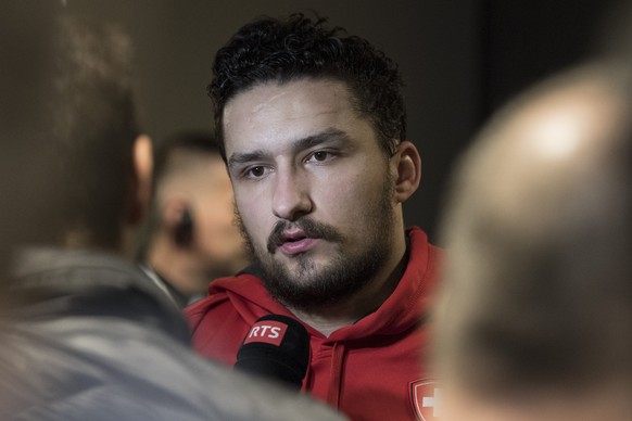 ARCHIVBILD - VINCENT PRAPLAN VERLAENGERT SEINEN VERTRAG MIT EHC KLOTEN UM EIN JAHR BIS ENDE SAISON 2018/19 - Switzerland&#039;s Vincent Praplan speaks with journalist after a training session during t ...