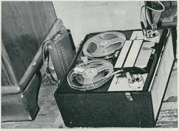 Das auf seiner schmalen Seite gelandete Transistor-Radio, nachdem es vom Schrank heruntergefallen war. Auch dieses Bild stammt aus dem&nbsp;«Sie und Er»-Artikel «Der Poltergeist vom Lerchenfeld», 18.  ...
