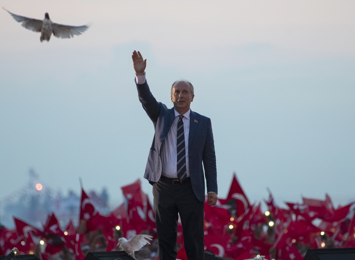 epa06828964 Muharrem Ince, Presidential candidate of Turkey's main opposition Republican People's Party (CHP), greets his supporters during an election campaign rally, in Izmir, Turkey, 21 J ...