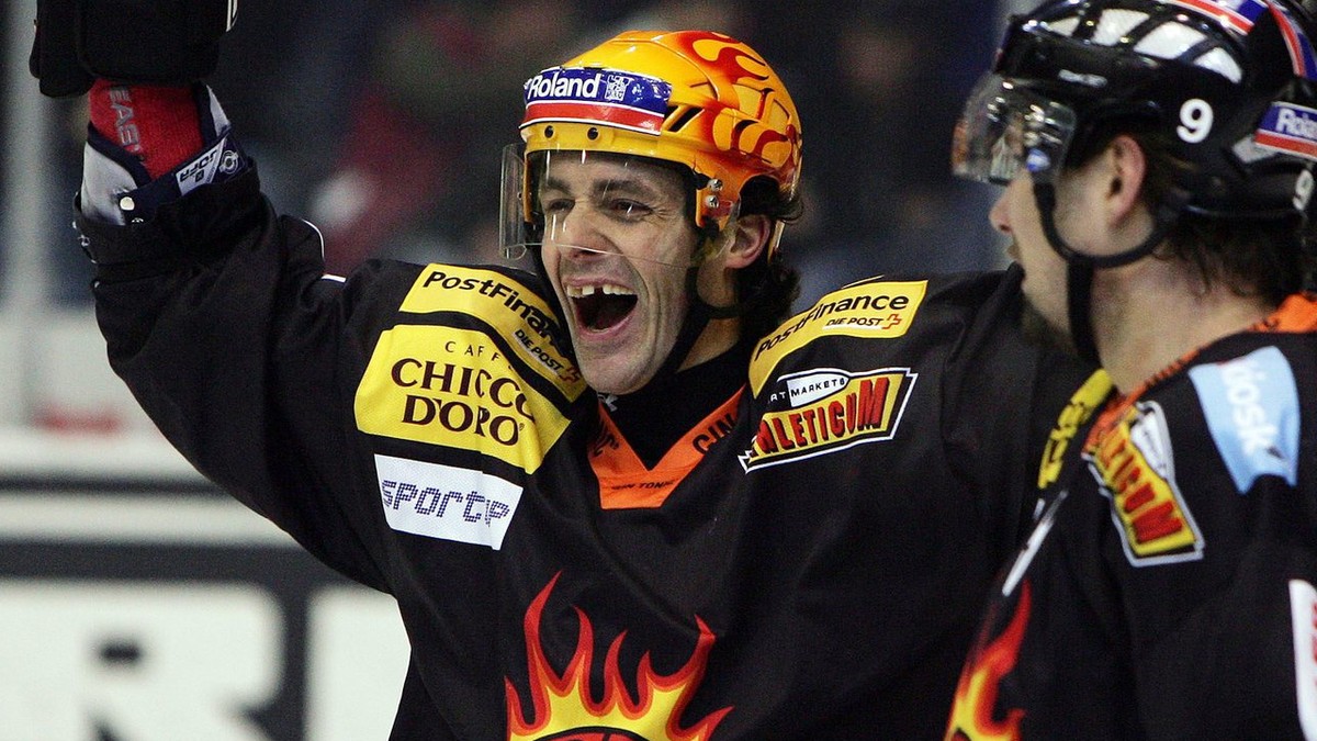 Der Berner Torschuetze Sebastien Bordeleau, links, feiert mit Teamkollege Kimmo Kuhta seinen Treffer zum 3:1, in der 38. Eishockey Qualifikationsrunde zwischen dem SC Bern und den Rapperswil - Jona La ...