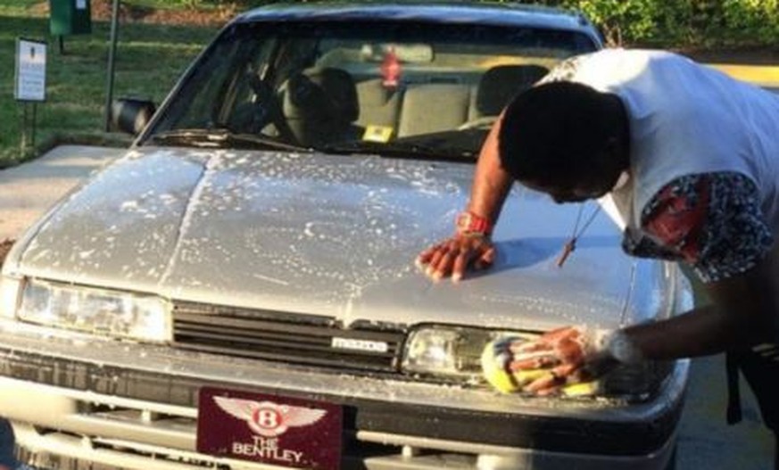 Sein ganzer Stolz: Footballer Alfred Morris mit seinem 1991er Mazda 626.