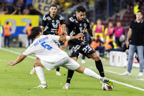 Union Saint-Gilloise&#039;s defender Kevin Mac Allister, left, fights for the ball with Lugano&#039;s defender Milton Valenzuela, right, during the UEFA Europa League play-offs second leg soccer match ...