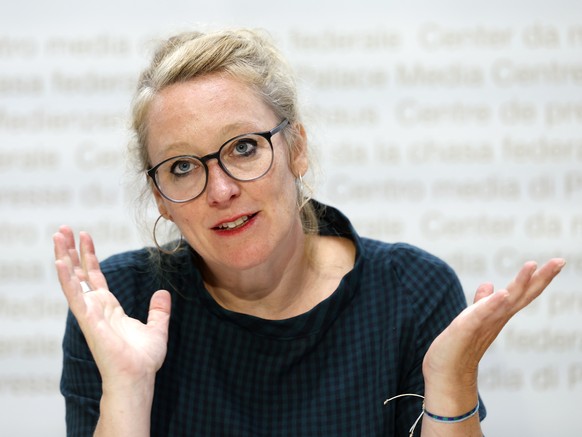 Aline Trede, Nationalraetin GP-BE, Mitte, spricht waehrend einer Medienkonferenz der Gruenen Schweiz zur Anpassung an den Klimawandel, am Montag, 26. August 2024. (KEYSTONE/Peter Klaunzer)