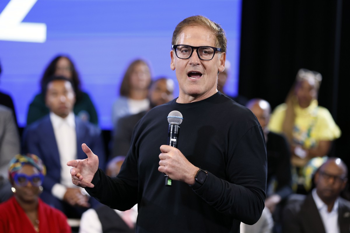 Billionaire and investor Mark Cuban speaks with local business leaders during a town hall meeting advocating for Vice President Kamala Harris's economic plans, Thursday, Oct. 31, 2024, at the Gat ...