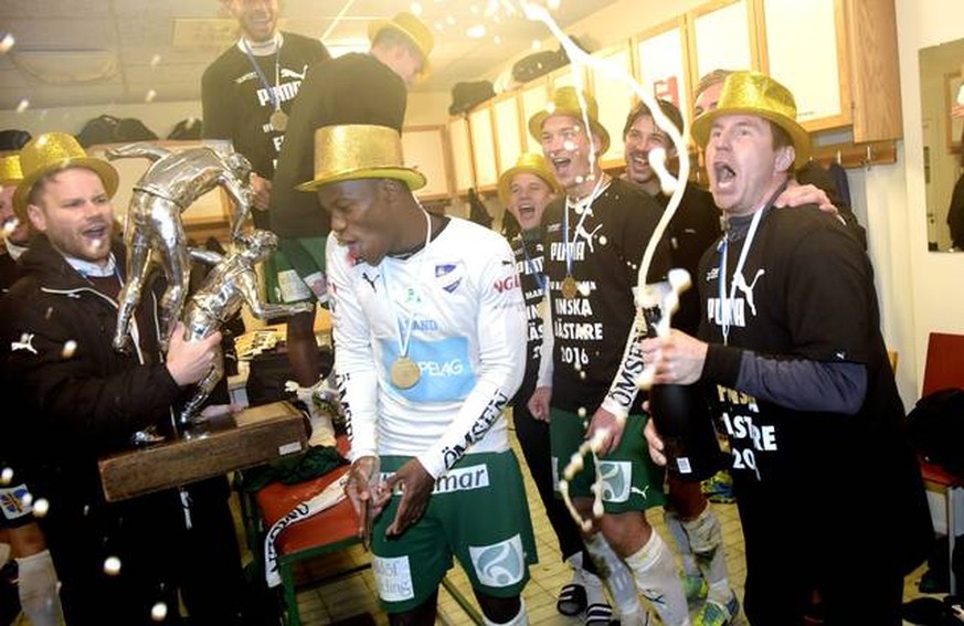 Die Spieler von Mariehamn feiern ausgelassen den Gewinn des doch ziemlich hässlichen finnischen Meisterpokals.