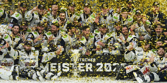 03.05.2026, Baden-Württemberg, Mannheim: Eishockey, Männer: DEL, Adler Mannheim - Eisbären Berlin, Meisterschaftsrunde, Finale, 5. Spieltag, SAP-Arena, Die Eisbären Berlin bejubeln den Gewinn der Deut ...