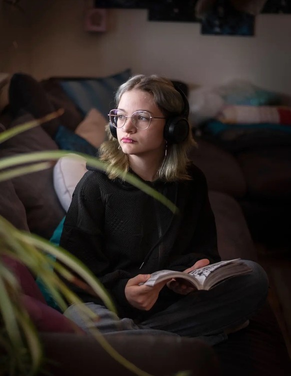 Viel Zeit verbringt Melissa auf dem Sofa oder im Bett. Melissa ist dauernd müde und erschöpft.