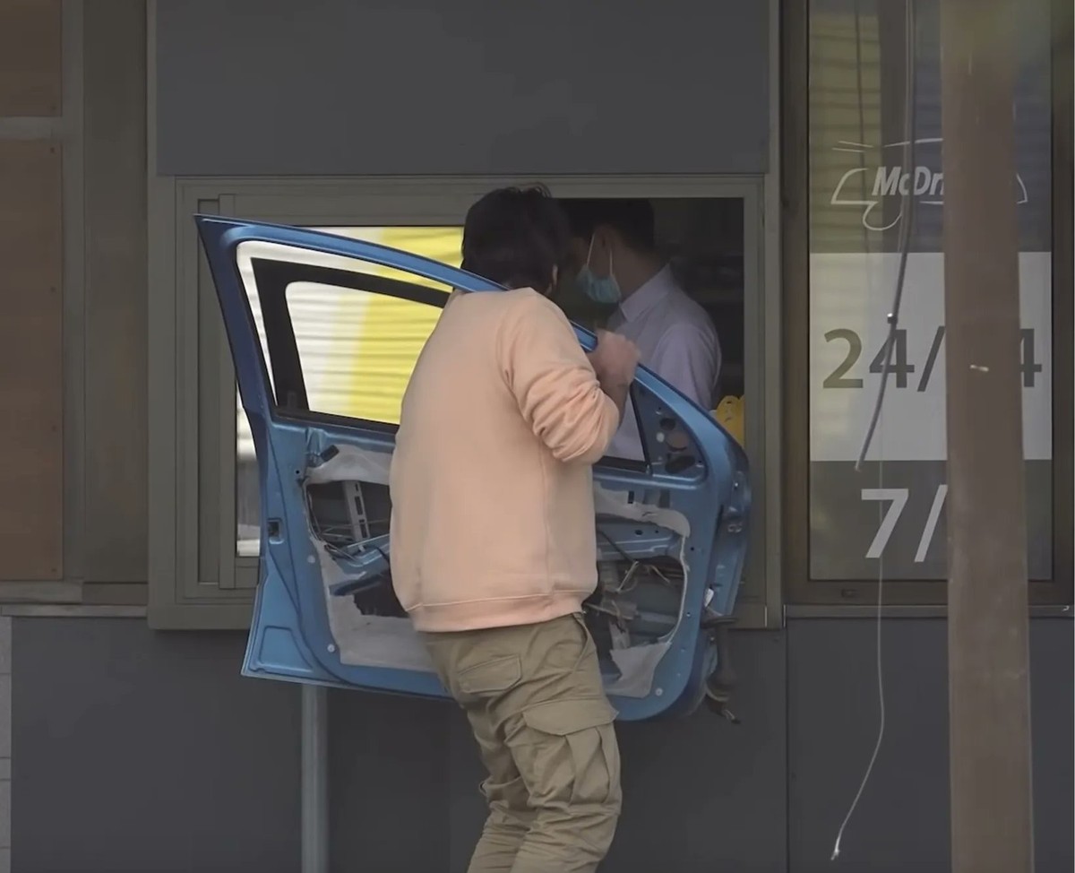 faildienstag: Typ läuft mit Autotüre in den Drive-In.