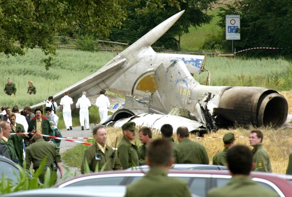 ZUM 15. JAHRESTAG DER FLUGZEUGKATASTROPHE VON UEBERLINGEN AM SAMSTAG, 1. JULI 2017, STELLEN WIR IHNEN FOLGENDES BILDMATERIAL ZUR VERFUEGUNG  Special police and forensics investigate the tail of the c ...