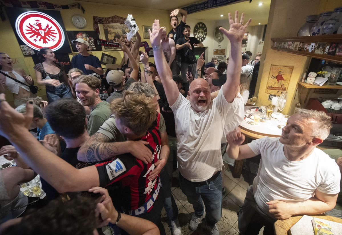 Fans of Eintracht Frankfurt celebrate their team's victory against the Glasgow Rangers in the Europa League final soccer match at the "Moseleck" scene pub, in Frankfurt/Main, Germany, W ...