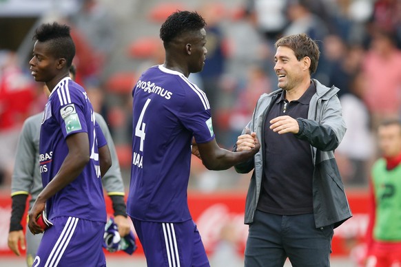 30.07.2016; Mouscron; Fussball Jupiler Pro League - Excel Mouscron - RSCA Anderlecht;
Trainer Rene Weiler (Anderlecht) jubelt mit Spielern (Bruno Fahy/Zuma Sports Wire/freshfocus)