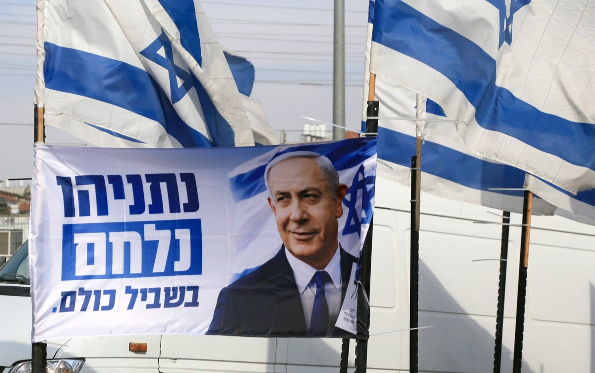 A l'approche des élections, des drapeaux israéliens et des affiches du premier ministre israélien Benjamin Netanyahou sont visibles aux carrefours de Cisjordanie.