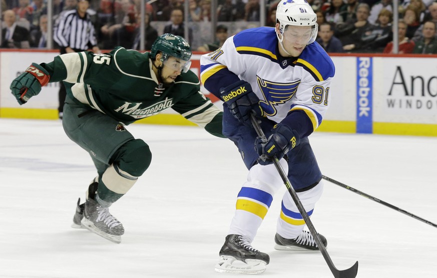 Blues-Stürmer Wladimir&nbsp;Tarasenko lässt Wild-Verteidiger&nbsp;Matt Dumba einfach stehen.&nbsp;