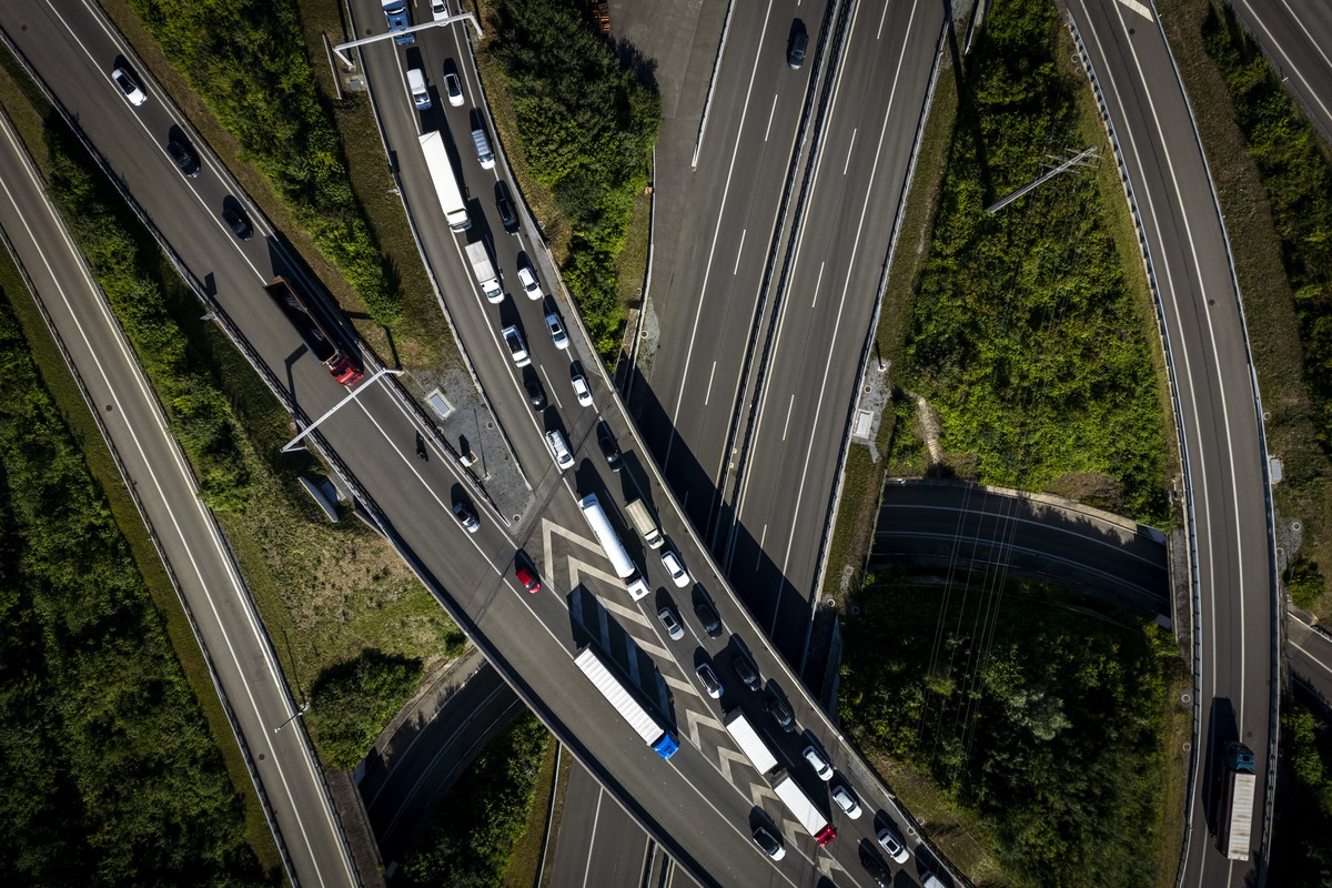 Fahrzeuge stauen sich am Limmattaler Kreuz, auf der Autobahn A1 vor dem Gubristtunnel, am Montag, 8. Juli 2024 in Weiningen. (KEYSTONE/Michael Buholzer)