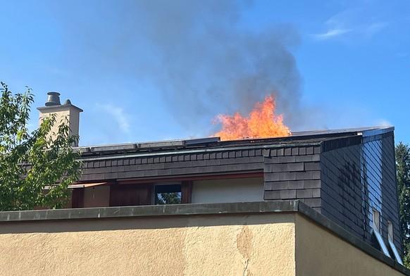 Reinach BL: Am Sonntagabend, 12. Juli 2026, kurz nach 17.20 Uhr, kam es an der Bruderholzstrasse in Reinach zu einem Brand in einem Einfamilienhaus. Verletzt wurde niemand.