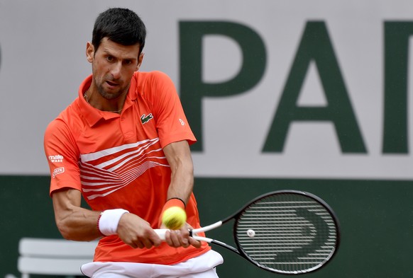 epa07622450 Novak Djokovic of Serbia plays Jan-Lennard Struff of Germany during their menâs round of 16 match during the French Open tennis tournament at Roland Garros in Paris, France, 03 June 2019 ...